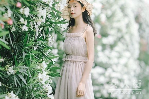 Get吊帶連衣裙,輕松展現(xiàn)女人魅力。